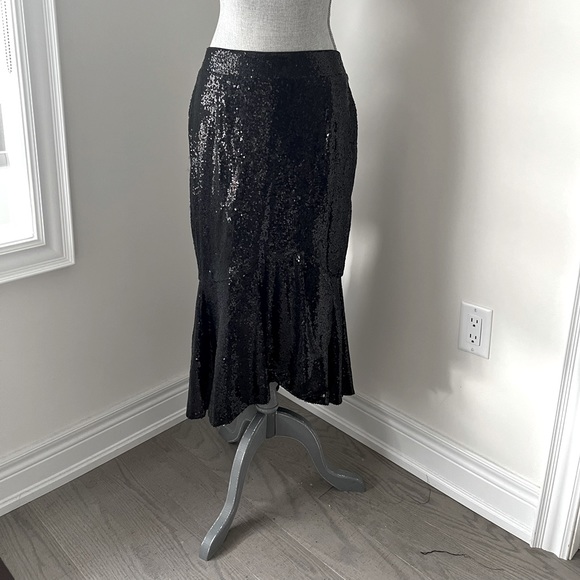 Black sequin trumpet midi skirt. INA SIZE M. Very flattering and only worn once! - Picture 2 of 9